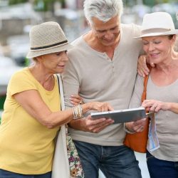 seniors en vacances en groupe