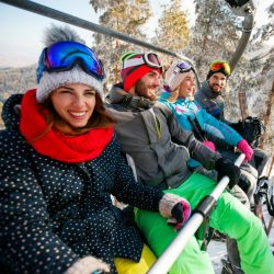 Groupe d'amis sur un télésiège en hiver