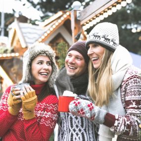 Groupes d'amis en hiver à la neige buvant une boisson chaude