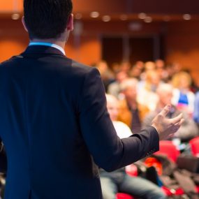 animateur qui s'adresse à son public lors d'un séminaire